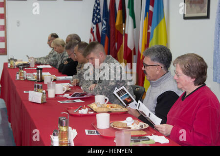 Soldati da battaglia multinazionale Group-East e Area Support Team Balcani civili partecipare ai veterani di preghiera il giorno prima colazione presso il Camp Bondsteel, Kosovo, nov. 11. La preghiera prima colazione presso il Camp Bondsteel 141111-A-TG291-001 Foto Stock