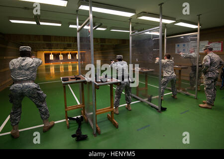 Stati Uniti Esercito di poliziotti militari con gli Stati Uniti Army Garrison (USAG) Benelux e USAG Benelux-Brussels sparare con la loro M9 pistole per la qualifica di armi sotto la supervisione di Sgt. John Webb, agendo come gamma safety officer presso il Training Support Center Benelux 25 metri di tiro su Wingene Air Base, Belgio, nov. 14, 2014. (U.S. Esercito foto di Visual Information Specialist Pierre-Etienne Courtejoie/RILASCIATO) USAG Benelux MPs M9 e M16A2 pratica del TSC Benelux Poligono 141114-A-BD610-007 Foto Stock