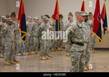 Sgt. Il Mag. Gary poco, 108th comando di formazione (IET) G 3/5/7 sergente maggiore, prepara le truppe per la formazione 108th il comando cambio di responsabilità cerimonia di premiazione che si terrà a Fort Campbell, Ky. Il comando Sgt. Il Mag. Robert J. Riti assunto la responsabilità del comando dal comando Sgt. Il Mag. Rocci Derezza durante la cerimonia di premiazione ospitata da magg. Gen. Leslie Purser, nov. 15. Formazione 108th il comando cambio di responsabilità 141115-A-OY832-620 Foto Stock