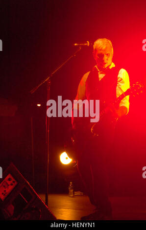 GUANTANAMO Bay a Cuba - Everclear front-man Art Alexakis rocce dure come egli esegue per i soldati degli Stati Uniti Stazione navale di Guantánamo Bay e Joint Task Force Guantanamo al traghetto sopravento sbarcano qui, 26 maggio 2008. Everclear dello show scoperchiato la libera Memorial giornata di sole, sabbia e suoni Festival, che comprendevano più musica atti, un grande grill-out, e rimbalzi di luna per i bambini. JTF Guantanamo conduce al sicuro e di assistenza umana e la custodia dei detenuti combattenti ostili. La JTF conduce operazioni di interrogazione per raccogliere intelligence strategica a sostegno della guerra globale al terrorismo e supporta la legge Foto Stock