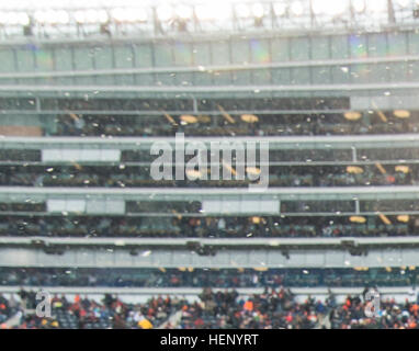 Lt. Gen. Michael S. Tucker, Comandante generale del primo U.S. Esercito, con sede in Isola di roccia Arsenal, Ill., passeggiate fuori campo dopo il coin toss prima del calcio d'inizio tra i Chicago Bears e Minnesota Vikings a Soldier Field, una partita di NFL designato per onorare le truppe, svoltasi pochi giorni dopo il giorno dei veterani, nov. 16. (U.S. Esercito foto di Sgt. 1. Classe Michel Sauret) Soldier Field suites 141116-A-TI382-586 Foto Stock