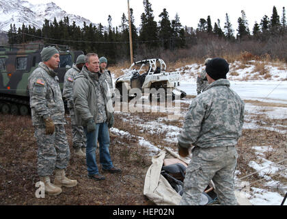 Sotto Segretario dell'esercito Brad R. Carson, insieme con il Mag. Gen. Michael H. scudi, comandante generale, U.S. Esercito di Alaska, visualizzare un akhio sled dimostrazione nov. 18, 2014. La slitta akhio è utilizzato dai soldati USARAK artico per la mobilità e la capacità di sopravvivenza. NWTC si trova al Black Rapids Sito di formazione, 130 miglia a sud di Fort Wainwright e l esercito del premier centro di formazione per basse temperature e alta altitudine operazioni. Soldati USARAK affinare le loro capacità qui in preparazione per la grande varietà delle contingenze in tutto il Pacifico e Artico. (Foto di Sgt. Sean Callahan USARAK Affari pubblici) ONU Foto Stock