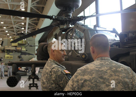 Sergente maggiore dell'esercito Raymond Chandler colloqui con i soldati della 2a combattere la Brigata Aerea, seconda divisione di fanteria circa l'AH-64 elicotteri Apache funzionalità. Chandler è venuto alla Super Hangar come parte di un tour di Camp Humphreys nov. 26 in Corea del Sud. La SMA apprende l'AH-64 elicottero Apache 112614-A-TU438-001 Foto Stock