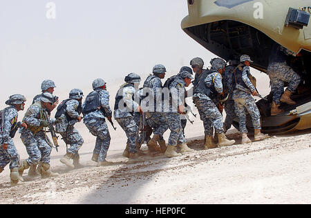 Agenti di Polizia nazionali assegnati al 3° NP brigata, 1NP Divisione Paracadutisti e assegnato alla truppa K, 5° Stormo, 73rd cavalleria, ottantaduesima Airborne Division, Division-Baghdad multinazionali, eseguire all'interno di un CH-47 elicottero Chinook in seguito al completamento di un assalto dell'aria operazione di liquidazione soprannominato "Funzionamento leone alato II" 26 Giugno nella Ma'dain regione situata al di fuori dell'est di Baghdad. Più di 240 Iracheni e personale americano condotta irachena led di funzionamento al fine di negare gli spostamenti del nemico nella città, raccogliere intelligence e ricerca di cache di armi nella regione. Flickr - Il Foto Stock