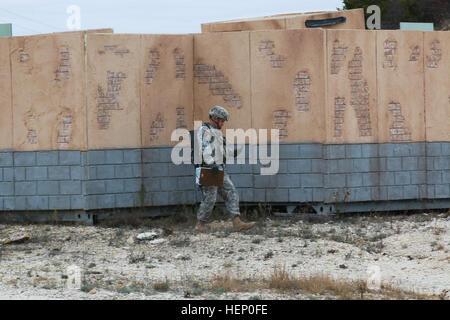 Il personale Sgt. Eric Rosser, sessantanovesima difesa aerea della brigata di artiglieria operazioni mediche noncommissioned officer in carica, trova il suo primo punto 1 dic, durante la navigazione terrestre porzione di Lightning Warrior Settimana di Fort Hood in Texas. Rosser, a Fort Worth, Texas, nativo, partecipato e vinto il giro della concorrenza. (U.S. Foto dell'esercito da Staff Sgt. Kimberly Lessmeister/69ADA Public Affairs Office) Lightning Warrior settimana vetrine top i soldati in 69Ada brigata 141201-A-PV892-049 Foto Stock