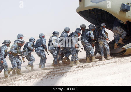 Agenti di Polizia nazionali assegnati al 3° NP brigata, 1NP Divisione Paracadutisti e assegnato alla truppa K, 5° Stormo, 73rd cavalleria, ottantaduesima Airborne Division, Division-Baghdad multinazionali, eseguire all'interno di un CH-47 elicottero Chinook in seguito al completamento di un assalto dell'aria operazione di liquidazione soprannominato "Funzionamento leone alato II" 26 Giugno nella Ma'dain regione situata al di fuori dell'est di Baghdad. Più di 240 Iracheni e personale americano condotta irachena led di funzionamento al fine di negare gli spostamenti del nemico nella città, raccogliere intelligence e ricerca di cache di armi nella regione. Gli iracheni portano Foto Stock