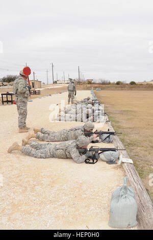 Soldati di 69difesa aerea della brigata di artiglieria qualificare al sportivo sulla gamma di Fort Hood in Texas, Dec. 2, durante il fulmine guerriero settimana. (U.S. Foto dell'esercito da Staff Sgt. Kimberly Lessmeister/69ADA Public Affairs Office) Lightning Warrior settimana vetrine top i soldati in 69Ada brigata 141202-A-PV892-044 Foto Stock