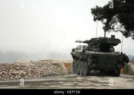 Una M1128 Stryker pistola Mobile sistema assegnato a (unità) incendi a 105mm rotondo downrage durante un intervallo di gunnery 2d Cav MGS Gunnery Gamma (15376974174) Foto Stock