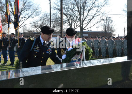 Col. Pietro N. Benchoff (sinistra) e il comando Sgt. Il Mag. John Brady (destra) deporre una corona vicino al Memoriale Gander durante la XXIX Gander cerimonia commemorativa sulla Fort Campbell, Ky. Il 12 Dic. 2014. Il Memorial Gander Cerimonia in ricordo del 248 soldati che hanno perso la vita in un incidente aereo in Gander, Terranova Il 12 Dic. 1985, mentre tornava da una pace mantenendo la missione nel Sinai, Egitto. Gander cerimonia commemorativa il 12 dic. 2014 141212-A-GV893-003 Foto Stock