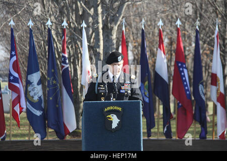 Col. Pietro N. Benchoff (sinistra) e il comando Sgt. Il Mag. John Brady (destra) salutate una ghirlanda vicino al Memoriale Gander durante la XXIX Gander cerimonia commemorativa sulla Fort Campbell, Ky., Dic 12, 2014. Il Memorial Gander Cerimonia in ricordo del 248 soldati che hanno perso la vita in un incidente aereo in Gander, Terranova, Dic 12, 1985, mentre tornava da una missione di mantenimento della pace nella penisola del Sinai, Egitto. Gander cerimonia commemorativa il 12 dic. 2014 141212-A-RN538-002 Foto Stock