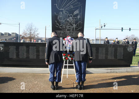 Il comando Sgt. Il Mag. John Brady (sinistra) e Col. Pietro N. Benchoff (destra) deporre una corona vicino al Memoriale Gander durante la XXIX Gander cerimonia commemorativa sulla Fort Campbell, Ky., Dic 12, 2014. Il Memorial Gander Cerimonia in ricordo del 248 soldati che hanno perso la vita in un incidente aereo in Gander, Terranova, Dic 12, 1985, mentre tornava da una missione di mantenimento della pace nella penisola del Sinai, Egitto. Gander cerimonia commemorativa il 12 dic. 2014 141212-A-RN538-003 Foto Stock