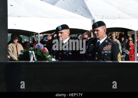 Col. Pietro N. Benchoff (sinistra) e il comando Sgt. Il Mag. John Brady (destra) salutate una ghirlanda vicino al Memoriale Gander durante la XXIX Gander cerimonia commemorativa sulla Fort Campbell, Ky., Dic 12, 2014. Il Memorial Gander Cerimonia in ricordo del 248 soldati che hanno perso la vita in un incidente aereo in Gander, Terranova, Dic 12, 1985 mentre tornava da una pace mantenendo la missione nel Sinai, Egitto. Gander Memorial Cermony dic. 12, 2014 141212-A-GV893-004 Foto Stock