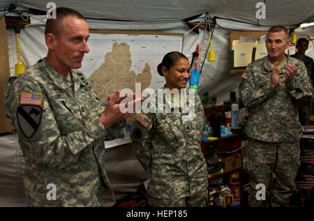 Il Maggiore Generale Gary Volesky, a sinistra del Comando interforze - Regno Assistenza, comandante generale e il comando Sgt. Il Mag. Gregorio Nowak, destra JFC-UA arruolati senior advisor, insieme con il resto del personale di comando al Barclay Training Center qui, si congratula con Sgt. Lizardo Yinette, acqua purificazione specialista, società e, secondo battaglione, 501Reggimento di aviazione, combattere la Brigata Aerea, 1° Divisione Corazzate, Fort Bliss, Texas, per essere scelto come organo di servizio della settimana, Monrovia, Liberia, Dic 12, 2014. Questo è un programma settimanale che è stato messo in atto a riconoscere i membri del servizio Foto Stock