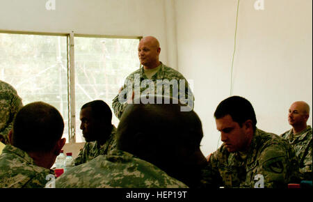 Il Mag. Alexander Ragan, comportamento Ufficiale Sanitario per la XXXVI Brigata ingegnere da Fort Hood, Texas parla di un gruppo di soldati circa l'importanza di monitorare la vostra salute generale durante la fase di spiegamento in Liberia. Funzionamento Regno assistenza è un Dipartimento della Difesa il funzionamento in Liberia per fornire la logistica, la formazione e il supporto tecnico di U.S. Agenzia per lo Sviluppo Internazionale-ha guidato gli sforzi per contenere il virus Ebola epidemia in Africa occidentale. (U.S. Foto dell'esercito da Capt. Eric Hudson, il Comando interforze - Regno assistenza degli affari pubblici/RILASCIATO) Behavioral Health mantiene i soldati in Foto Stock