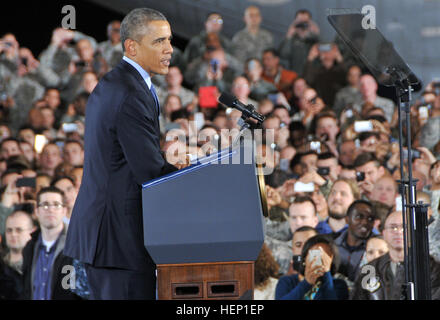 Il presidente Barack Obama si è rivolto a 3.000 membri di servizio, famiglie militari, leader civici e funzionari eletti il 15 dicembre in un hangar dei Marine degli Stati Uniti presso Joint base McGuire-Dix-Lakehurst, New Jersey. La visita era per esprimere gratitudine alle truppe. Intervennero anche il maggiore generale Margaret Boor e il maggiore generale Rick Martin, che rappresentavano rispettivamente il 99th Regional Support Command e il U.S. Air Force Expeditionary Center della Army Reserve. Foto Stock