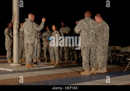 Membri del Comando interforze - Regno Assistenza Barclay Training Center coro eseguire brani a una musica e programma di ballo per celebrare le vacanze al Barclay Training Center a Monrovia, Liberia, Dic 22, 2014. A parte i più tradizionali servizi religiosi offerti ai soldati dispiegati a sostegno dell'U.S. Agenzia per lo Sviluppo Internazionale-missione led, Funzionamento Regno Assistenza, questo evento è stato organizzato da parte delle forze armate della Liberia e il JFC-UA command team a condividere la cultura l'uno con l'altro. Il programma comprendeva inoltre le esibizioni di musicisti liberiano e ballerini. Unite Foto Stock