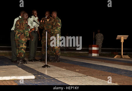 I membri delle forze armate della Liberia coro eseguire brani a una musica e programma di ballo per celebrare le vacanze al Barclay Training Center a Monrovia, Liberia, Dic 22, 2014. A parte i più tradizionali servizi religiosi offerti ai soldati dispiegati a sostegno dell'U.S. Agenzia per lo Sviluppo Internazionale-missione led, Funzionamento Regno Assistenza, questo evento è stato organizzato da parte delle forze armate della Liberia e il JFC-UA command team a condividere la cultura l'uno con l'altro. Il programma comprendeva inoltre le esibizioni di musicisti liberiano e ballerini. Regno assistenza è un Dipartimento della Difesa o Foto Stock