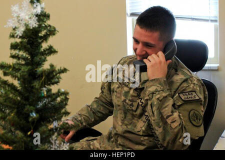 Sgt. Austin Applegate ha dal 2° Stormo, 3° reggimento di cavalleria ha ricevuto una vacanza chiamata dal Presidente Barack Obama mentre dispiegate in Afghanistan. (Esercito foto/Sgt. 1. Classe David Wheeler) presidente chiede USFOR-un soldato il giorno di Natale 141227-A-così125-001 Foto Stock