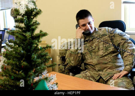 Sgt. Austin Applegate ha dal 2° Stormo, 3° reggimento di cavalleria ha ricevuto una vacanza chiamata dal Presidente Barack Obama mentre dispiegate in Afghanistan. (Esercito foto/Sgt. 1. Classe David Wheeler) presidente chiede USFOR-un soldato il giorno di Natale 141227-A-così125-003 Foto Stock