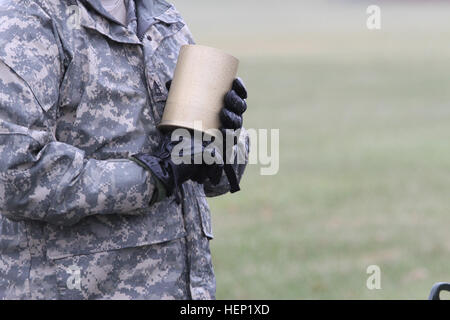 Sgt. 1. Classe Michael serio, formazione 84a comando, Fort Knox, Ky., detiene un fustellato rotondo per 105 mm obice in attesa del comando di fuoco vicino al Teatro Waybur sulla Fort Knox, Ky., Gen 3, 2015. (Foto di Sgt. 1. Classe Clinton legno, 84TC Affari pubblici) salutano 150103 batteria-a-HX393-019 Foto Stock