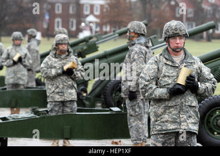 La riserva di esercito di formazione 84Comando batteria salutano attende il comando di fuoco mentre si pratica la presentazione di onori con 105 mm obici vicino al Teatro Waybur sulla Fort Knox, Ky., Gen 3, 2015. La batteria praticato la cottura 26 sbozzato tornate in preparazione per il Mag. Gen. Scottie D. falegname cerimonia di promozione e di formazione 84ma il comando Modifica del comando cerimonia gen. 4, 2015. (Foto di Sgt. 1. Classe Clinton legno, 84TC Affari pubblici) salutano 150103 batteria-a-HX393-023 Foto Stock