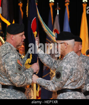 Il Mag. Gen. Peter S. Lennon, vice comandante generale (supporto), U.S. La riserva di esercito di comando, destra, presenta la 84Comando di formazione i colori per il Mag. Gen. Scottie D. Carpenter durante la 84ma la formazione del comando Modifica del comando cerimonia al Teatro Waybur sulla Fort Knox, Ky., GEN. 4, 2015. (Esercito Foto di Sgt. 1. Classe Clinton legno, 84A Comando di formazione Affari pubblici) Carpenter assume il comando del 84Comando addestramento 150104-A-HX393-040 Foto Stock