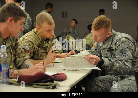 Il cap. Justin R. Nash, l'addetto alle comunicazioni con 319Airborne campo reggimento di artiglieria, 2° Brigata Team di combattimento, ottantaduesima Airborne Division, discute le modalità di integrazione di apparecchiature di comunicazione con il suo omologo britannico dal 7° Reggimento paracadutisti, Royal cavallo artiglieria, durante la parte in aula di funzionamento Pegasus Cypher a Fort Bragg, N.C. (Capt. Joe Bush, ottantaduesima Airborne DIVARTY/ Rilasciato) Pegasus Cypher 150113-A-BG594-003 Foto Stock