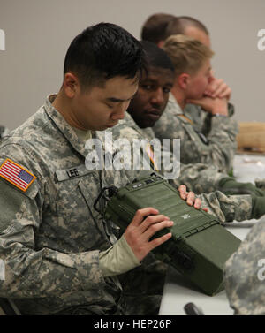 Un soldato dal 1° Brigata Team di combattimento, 101st Airborne Division riceve a mani sulla formazione radio dal 5 Special Forces Group gen. 12 sulla Fort Campbell. La formazione ha concluso una cinque-parte combinato esercizio di formazione tra le due unità. (U.S. Esercito foto di Spc. Robert Venegas, quinto SFG(A) lotta contro la telecamera) berretti verdi e Bastogne soldati delle forze della mietitrebbia 150112-A-DQ133-386 Foto Stock