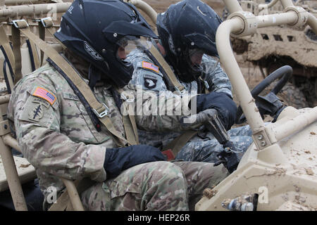 Soldati dal 1° Brigata Team di combattimento, 101st Airborne Division ricevere formazione su tutti i veicoli fuoristrada da 5 Forze Speciali gruppo gen. 12 sulla Fort Campbell. La formazione ha concluso una cinque-parte combinato esercizio di formazione tra le due unità. (U.S. Esercito foto di Spc. Robert Venegas, quinto SFG(A) lotta contro la telecamera) berretti verdi e Bastogne soldati delle forze della mietitrebbia 150113-A-DQ133-227 Foto Stock