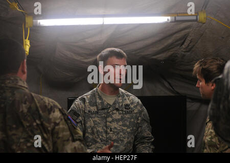 Primo Lt. Adam Wilson, il fuoco in direzione officer del secondo battaglione, 319Airborne campo reggimento di artiglieria, 2° Brigata Team di combattimento, ottantaduesima Airborne Division, parla con i paracadutisti dell'esercito britannico del settimo Parachute Royal Horse Artillery durante il funzionamento Pegasus Cypher su Fort Bragg, N.C., Gennaio 12, 2015. L'2-319th lontano teamed in su con il settimo PARA artiglieri per il funzionamento di sviluppare tattiche combinato, le tecniche e le procedure per la preparazione di un giunto combinato accesso operativo Esercizio nel mese di aprile, che comprenderà gli elementi dell'esercito britannico la sedicesima brigata aerea d'assalto. Il CJ Foto Stock