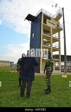 Ivano Trevisanutto, chief, supporto di formazione nel Centro Italia (a destra), spiega il 34-piede torre di salto le operazioni e funzionalità a Briga. Gen. Cheikm Gueye, del Senegal capo del personale dell'esercito (a destra), e la delegazione nel corso della visita alla Caserma Ederle, Vicenza, Italia, 14 gennaio 2015. (Foto di Visual Information Specialist Paolo Bovo/RILASCIATO) senegalesi capo del personale dell'esercito Brig. Gen. Cheikm Gueye tours di Formazione Regionale TSAE Supporto Vicenza, Italia, alla Caserma Ederle 150114-A-JM436-055 Foto Stock