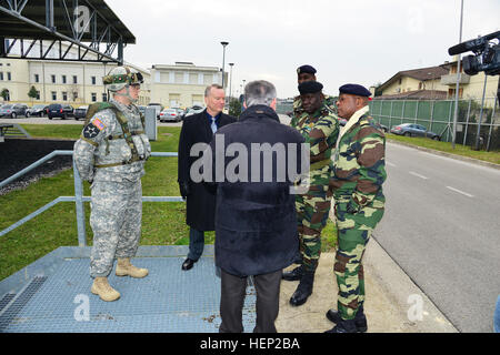 Ivano Trevisanutto, chief, supporto di formazione nel Centro Italia; James V. Matheson, chief, Formazione Regionale Divisione di Assistenza Sud, breve dispiegabile sistema di strumentazione (DISE) in francese e in inglese, durante la visita di Briga. Gen. Cheikh Gueye, del Senegal capo del personale dell'esercito. DISE è un sistema che utilizza il laser, GPS e computer di rilevare e tenere traccia di hits da armi realistiche per l'addestramento al combattimento. Il seminario è stato concepito come un forum per i partecipanti di condividere le loro esperienze nella coalizione di supporto e lottatori comandanti in una task force comune ambiente. (Foto di U.S. Esercito informazioni visive Foto Stock