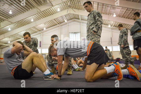 Università di Clemson ufficiali di riserva' Training Corps cadet Joe Hilbert, una matricola specializazione in informatica la cui famiglia militare attualmente risiede a Carlisle Barracks, Pa., sbatte fuori come molti situps come egli può in due minuti mentre il suo compagno di classe Cadetti di lui durante un esercito fisica Test Gen 15, 2015. Stati Uniti I soldati dell esercito sono necessarie per superare il test almeno una volta ogni sei mesi. Esso consiste di due minuti di pushups, due minuti di situps e a due miglia di corsa. (U.S. Esercito foto di Sgt. Ken Scar) Situps 150115-A-ZU930-004 Foto Stock