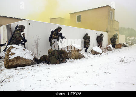 Soldati olandesi occupano un edificio durante l'esercizio Allied spirito mi presso l'U.S. Dell'esercito multinazionale comune disponibilità centro in Hohenfels, Germania, 20 gennaio, 2015. Esercizio Allied spirito include più di duemila partecipanti provenienti da Canada, Ungheria, Paesi Bassi, Regno Unito e Stati Uniti Allied spirito è esercizio di tattica di interoperabilità e i test delle comunicazioni protette tra i membri dell'alleanza. (U.S. Esercito foto di Visual Information Specialist Gertrud Zach/RILASCIATO) Esercizio Allied spirito mi 150120-A-EGLI359-080 Foto Stock