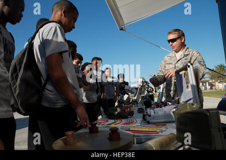 Un U.S. Air Force l'eliminazione degli ordigni esplosivi (EOD) specialista visualizza esempi di ordigni esplosivi artigianali di alta scuola gli studenti gen. 22 durante una due giorni di mentorship evento come parte delle operazioni speciali il comando sud militare del programma di assistenza su Homestead Air Base di riserva, Fla. unità partecipanti inclusi i membri del servizio dal 482nd ingegnere civile Squadron e EOD volo, U.S. La guardia costiera della sicurezza marittima del Team di Sicurezza di Miami, e funzionari di polizia con l'Homestead canina di polizia (K-9) unità. JROTC cadetti di ottenere un assaggio di vita militare 150122-A-KD443-002 Foto Stock