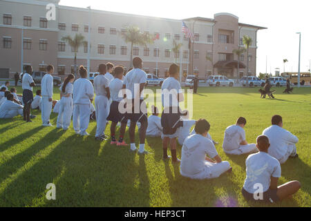 Junior Reserve Officer Training Corps cadetti da Homestead High School osservare come agenti di polizia con l'Homestead canina di polizia (K-9) Unità dimostrano la loro cani di servizio' obbedienza e protezione trapani gen. 22 durante una due giorni di mentorship evento come parte delle operazioni speciali il comando sud militare del programma di assistenza su Homestead Air Base di riserva, Fla. il programma o SOCMAP come è più comunemente noto che è stato avviato da SOCSOUTH in un continuo sforzo per rafforzare i legami con i residenti della Contea di Miami-Dade. JROTC cadetti di ottenere un assaggio di vita militare 150123-A-KD443-008 Foto Stock