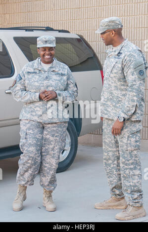 Sgt. 1. Classe Suzanne Prosper (sinistra) e Chief Warrant Officer 2 Weaver prosperare (destra) condividono una risata circa il loro dovere giorno incidenti al di fuori di una forza comune sede presso il Camp Arifjan, Kuwait, gen. Suzanne e Weaver sono entrambi schierati nella stessa posizione per la prima volta in 15 anni. (U.S. Foto dell'esercito da Staff Sgt. Gene Arnold, 7 Mobile degli affari pubblici distacco) prosperare a prosperare 150127-A-MX893-002 Foto Stock