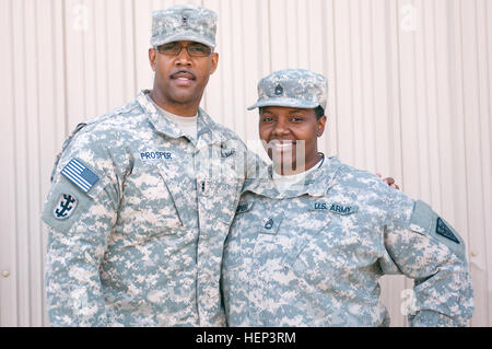 Chief Warrant Officer 2 Weaver Prosper (sinistra) e Sgt. 1. Classe Suzanne Prosper (destra) posano per una fotografia al di fuori di una forza comune sede presso il Camp Arifjan, Kuwait, gen. Weaver, 35, e Suzanne, 33, i due più giovani di 13 bambini nati nel Commonwealth di Dominica, ora sono distribuite sulla stessa installazione per la prima volta in 15 anni. (U.S. Foto dell'esercito da Staff Sgt. Gene Arnold, 7 Mobile degli affari pubblici distacco) prosperare a prosperare 150127-A-MX893-004 Foto Stock