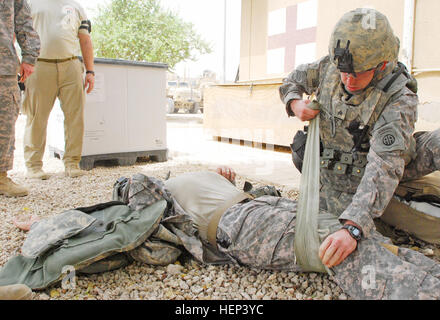 Sgt. Braden Kotlarz di Rockford, Illinois, si applica un trauma medicazione per ferita su un role-playing soldato ferito durante un trauma lane esercizio luglio 16 sul giunto di sicurezza la fedeltà della stazione si trova sulla 9 Nissan distretto orientale di Baghdad. Il paracadutista medici condotti l'esercizio al fine di affinare le proprie competenze e sanno come reagire e trattare una vita per il trattamento di lesioni. Kotlarz è assegnato al 2° Battaglione, 505th Parachute Reggimento di Fanteria, 3° Brigata Team di combattimento, ottantaduesima Airborne Division, Divisione multinazionale - Bagdad. I medici affinare competenze critiche durante l'esercizio 187961 Foto Stock