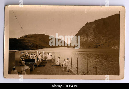 Presidente-eletto, Herbert Hoover e la Nave da Guerra USS Utah (BB-31), 1928; presidente-eletto Herbert Hoover con i membri del suo personale inclusa la moglie di Lou Henry Hoover e Henry T. Fletcher, ambasciatore in Italia; insieme con i membri della stampa imbarcati a bordo della nave da battaglia negli Stati Uniti per un sud americana di buona volontà tour, e della nave e delle navi di ispezione della società. In questo viaggio Hoover è stata quasi assassinato in Argentina da un anarchico locale. Hoover andò a diventare il trentunesimo presidente degli Stati Uniti. Lanciato nel dicembre 1909, la Corazzata Utah era una florida-classe corazzata del peso di 21,825 tonnellate, Foto Stock