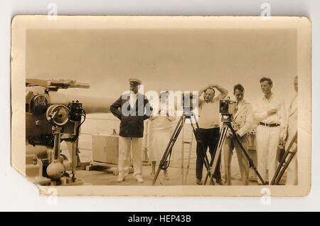 Presidente-eletto, Herbert Hoover e la Nave da Guerra USS Utah (BB-31), 1928; presidente-eletto Herbert Hoover con i membri del suo personale inclusa la moglie di Lou Henry Hoover e Henry T. Fletcher, ambasciatore in Italia; insieme con i membri della stampa imbarcati a bordo della nave da battaglia negli Stati Uniti per un sud americana di buona volontà tour, e della nave e delle navi di ispezione della società. In questo viaggio Hoover è stata quasi assassinato in Argentina da un anarchico locale. Hoover andò a diventare il trentunesimo presidente degli Stati Uniti. Lanciato nel dicembre 1909, la Corazzata Utah era una florida-classe corazzata del peso di 21,825 ton Foto Stock