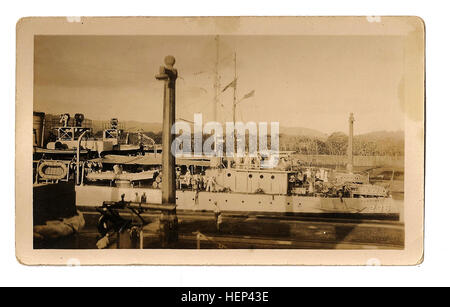 Presidente-eletto, Herbert Hoover e la Nave da Guerra USS Utah (BB-31), 1928; presidente-eletto Herbert Hoover con i membri del suo personale inclusa la moglie di Lou Henry Hoover e Henry T. Fletcher, ambasciatore in Italia; insieme con i membri della stampa imbarcati a bordo della nave da battaglia negli Stati Uniti per un sud americana di buona volontà tour, e della nave e delle navi di ispezione della società. In questo viaggio Hoover è stata quasi assassinato in Argentina da un anarchico locale. Hoover andò a diventare il trentunesimo presidente degli Stati Uniti. Lanciato nel dicembre 1909, la Corazzata Utah era una florida-classe corazzata del peso di 21,825 tonnellate, Foto Stock