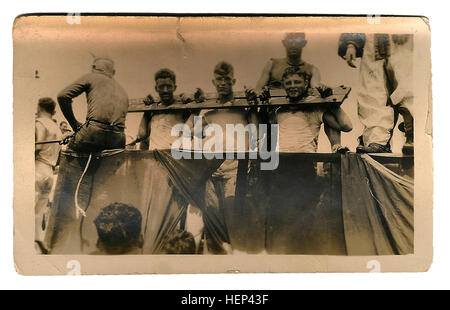 Presidente-eletto, Herbert Hoover e la Nave da Guerra USS Utah (BB-31), 1928; presidente-eletto Herbert Hoover con i membri del suo personale inclusa la moglie di Lou Henry Hoover e Henry T. Fletcher, ambasciatore in Italia; insieme con i membri della stampa imbarcati a bordo della nave da battaglia negli Stati Uniti per un sud americana di buona volontà tour, e della nave e delle navi di ispezione della società. In questo viaggio Hoover è stata quasi assassinato in Argentina da un anarchico locale. Hoover andò a diventare il trentunesimo presidente degli Stati Uniti. Lanciato nel dicembre 1909, la Corazzata Utah era una florida-classe corazzata del peso di 21,825 tonnellate, Foto Stock