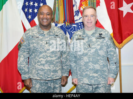 Da sinistra, il Mag. Gen. Darryl A. Williams , STATI UNITI Army Africa Comandante generale e il Mag. Gen. Donald L. Rutherford, capo dei cappellani dell'esercito degli Stati Uniti; posa per una foto di gruppo in USARAF comandante ufficio presso Caserma Ederle a Vicenza, Italia ,feb. 6, 2015. (Foto di U.S. Esercito di Visual Information Specialist Davide Dalla Massara) Il Mag. Gen. Donald L. Rutherford in visita alla Caserma Ederle a Vicenza, Italia 150206-A-fare858-001 Foto Stock