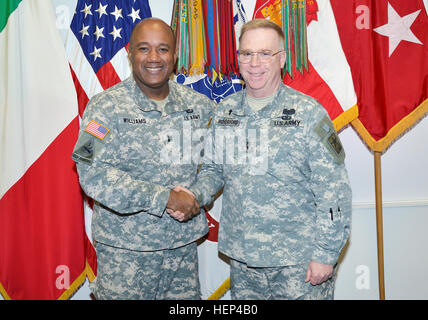 Da sinistra, il Mag. Gen. Darryl A. Williams , STATI UNITI Army Africa Comandante generale e il Mag. Gen. Donald L. Rutherford, capo dei cappellani dell'esercito degli Stati Uniti; posa per una foto di gruppo in USARAF comandante ufficio presso Caserma Ederle a Vicenza, Italia, 6 febbraio 2015. (Foto di U.S. Esercito di Visual Information Specialist Davide Dalla Massara) Il Mag. Gen. Donald L. Rutherford in visita alla Caserma Ederle a Vicenza, Italia 150206-A-fare858-002 Foto Stock