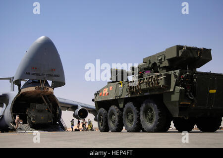 BASE COMUNE BALAD, Iraq -- Esercito di due Stryker fanteria veicoli di supporto rigido su un C-5 Galaxy da Dover Air Force Base, Del., per il trasporto in U.S. qui, Giugno 25. La C-5 ha un inginocchiarsi landing gear system che permette l'abbassamento del velivolo parcheggiato in modo che il piano di carico è a carrello-l'altezza del letto o per facilitare il carico del veicolo e di scarico. (U.S. Air Force photo/ Senior Airman Julianne Showalter) US Army 52172 massimizzando airlift mezzi di azzeramento rapido Foto Stock