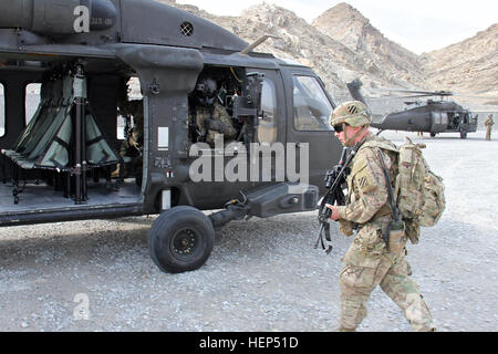 I soldati assegnati al comando di addestramento, consulenza, assistenza - Est salgono a bordo di un elicottero UH-60 Black Hawk dopo aver consigliato visite al Centro logistico regionale della polizia di Nangarhar, sostenendo lo sviluppo delle forze di sicurezza e la preparazione operativa in Afghanistan. Foto Stock
