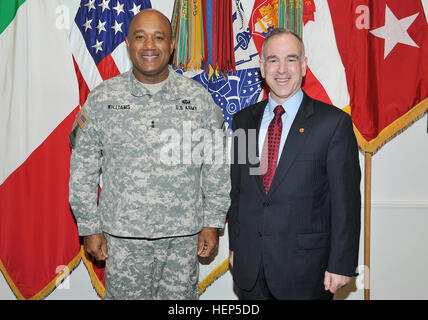 Da sinistra, il Mag. Gen. Darryl A. Williams, U.S. Army Africa comandante generale e il Sig. Michael D. Formica, regione direttore, installazione comando di gestione (IMCOM) Europa, posa per una foto di gruppo in USARAF comandante ufficio presso Caserma Ederle a Vicenza, Italia, Feb 24, 2015. (Foto di U.S. Esercito di Visual Information Specialist Davide Dalla Massara) Michael D. Formica visite alla Caserma Ederle a Vicenza, Italia 150224-A-fare858-001 Foto Stock