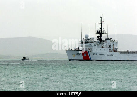 GUANTANAMO Bay a Cuba - Coast Guard porta unità di protezione 307 fissa la baia e accompagna il U.S.C.G.S. Tampa torna al mare Luglio 1, 2008. PSU 307 fornisce la sicurezza marittima e la protezione per le acque intorno a U.S. Stazione navale di Guantánamo Bay e Joint Task Force Guantanamo. JTF Guantanamo conduce al sicuro e di assistenza umana e la custodia dei detenuti combattenti ostili. La JTF conduce operazioni di interrogazione per raccogliere intelligence strategica a sostegno della guerra globale al terrorismo e sostiene l'applicazione della legge e i crimini di guerra di indagini. JTF Guantanamo si è impegnato per la sicurezza e la protezione di American ser Foto Stock