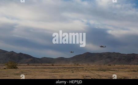 Stati Uniti Soldati, assegnato a seconda dei vigili del Team di combattimento, 1° Divisione di cavalleria, garantire la sicurezza per le truppe di terra come essi assalto nemico composto durante l'azione decisiva la rotazione 15-05 presso il National Training Center, Fort Irwin, California, 25 febbraio, 2015. La rotazione assicura brigate rimangono versatile, efficiente e sempre disponibile per la lotta attuale e futuro impreviste contingenze. (U.S. Esercito foto di Sgt. Richard W. Jones Jr./RILASCIATO) soldati violazione un nemico composto 150225-A-QU939-038 Foto Stock